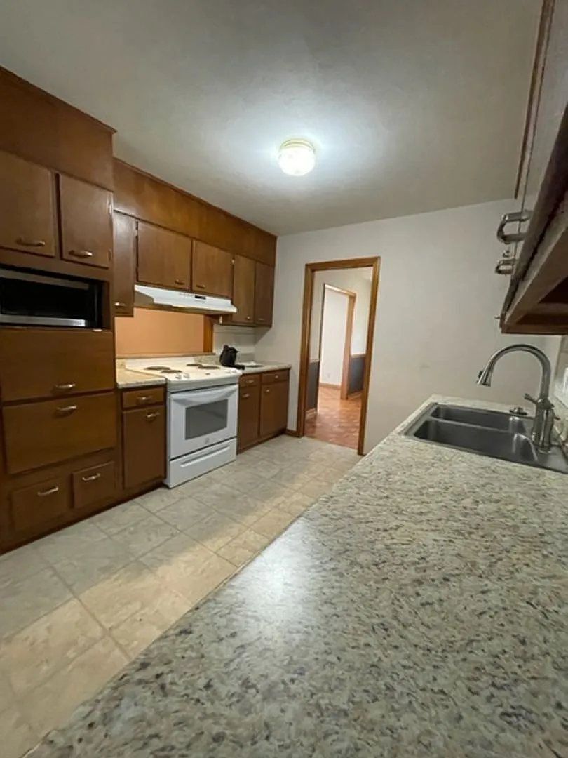 3 bed, 2.0 bath, 2210 sqft, $2,400 — Photo 2