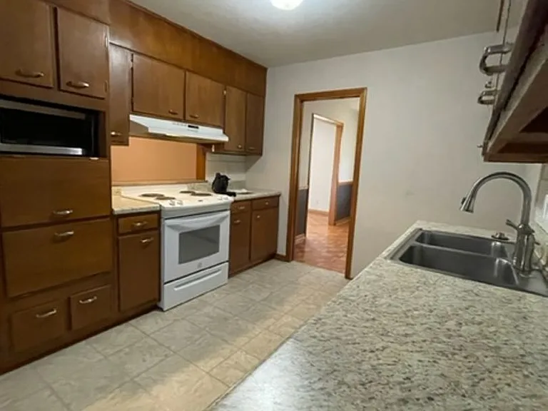 942 Margaret Dr — Photo 2
