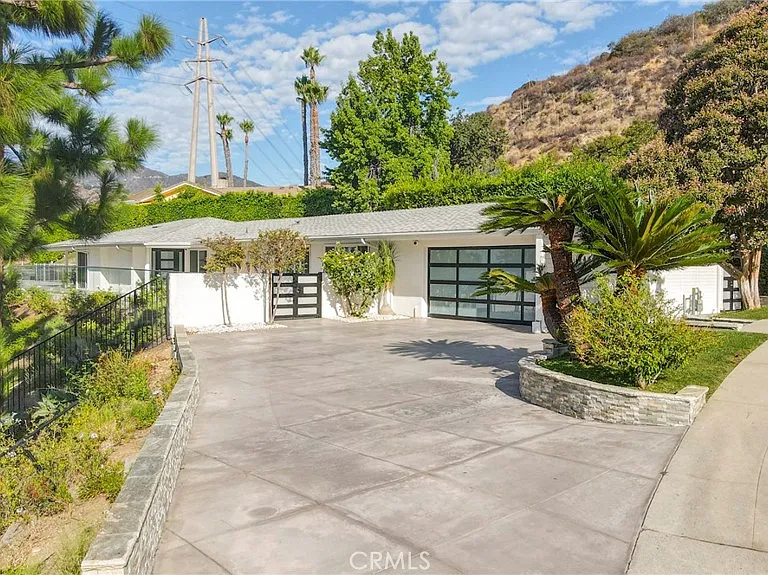 2461 Allanjay Pl — Photo 2