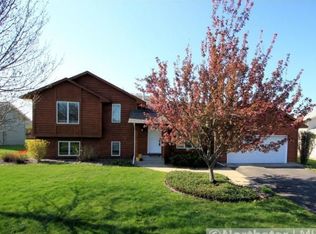 561 Kassel Dr, Chaska, MN 55318