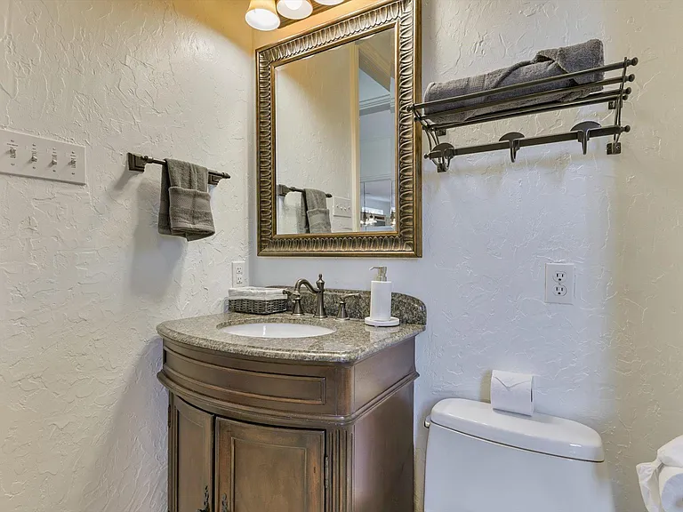 904 Tiffany Ln — Photo 43