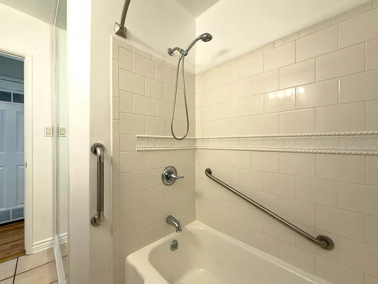 10428 Riverside Dr — Photo 12
