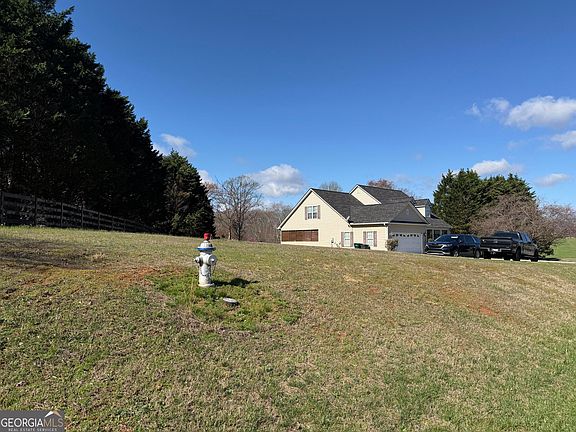 3rd image of 2458 Post Rd