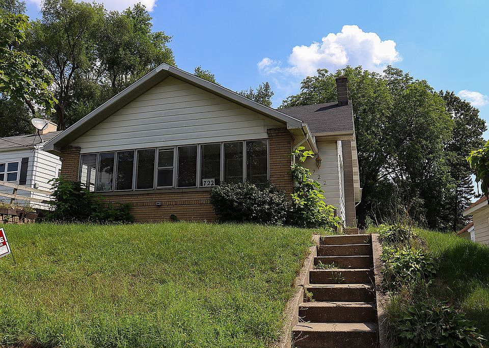 1st image of 722 Emerald Ave NE