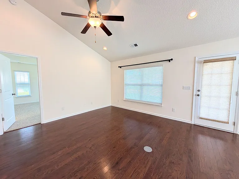 504 Cedar Lakes Dr — Photo 11