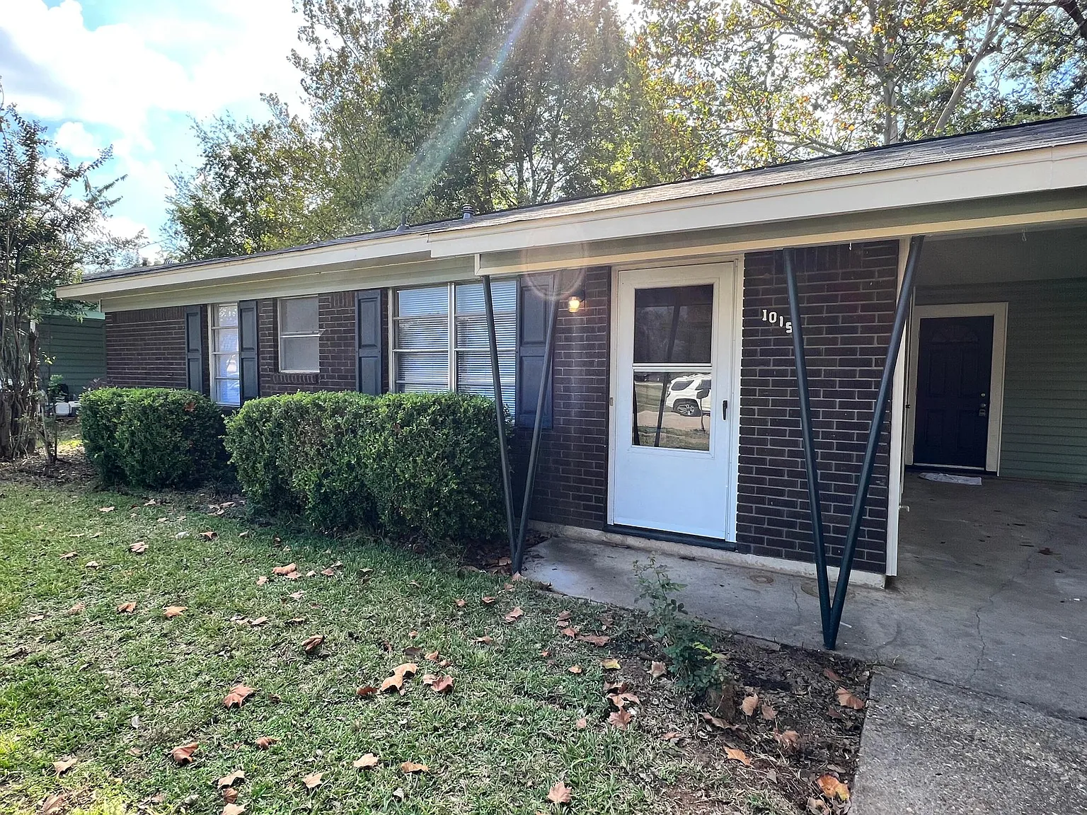 3 bed, 1.5 bath, 1464 sqft, $1,300 — Photo 2