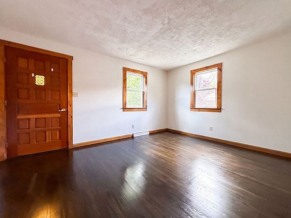 3rd image of 17 Monarch St