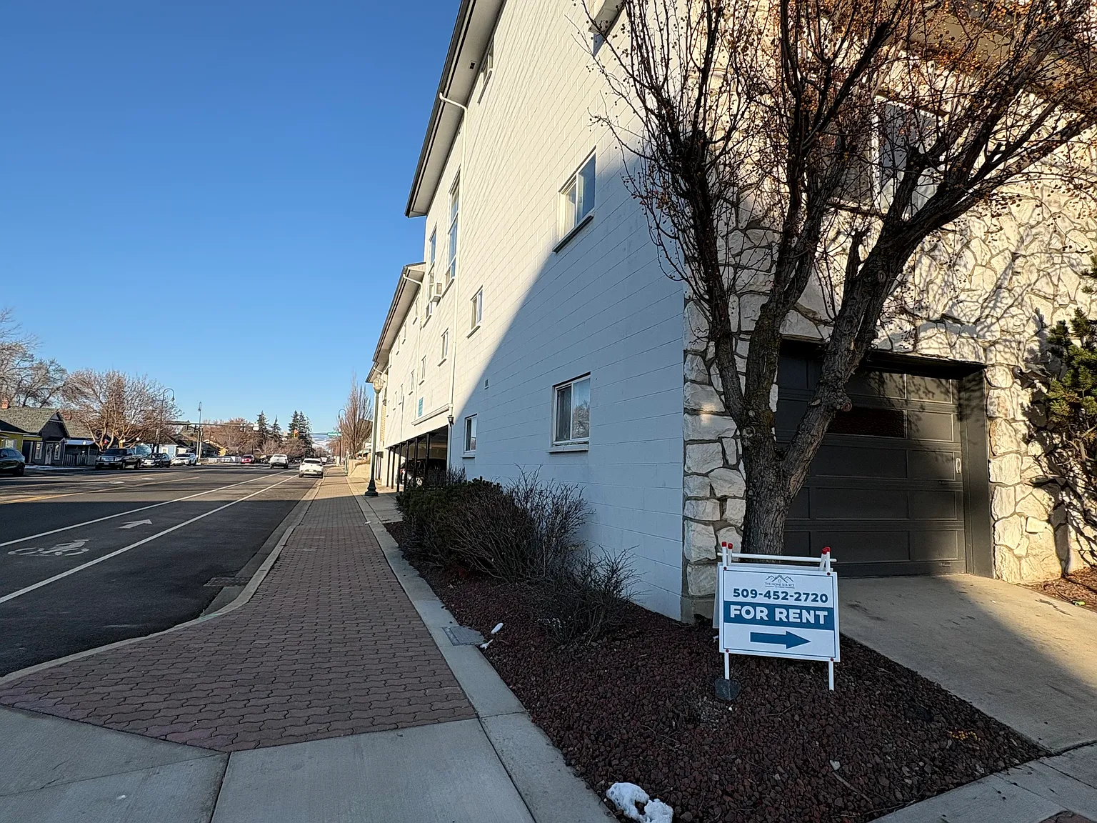 Town House Manor — Photo 2