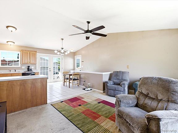 5th image of 685 Heather Ln
