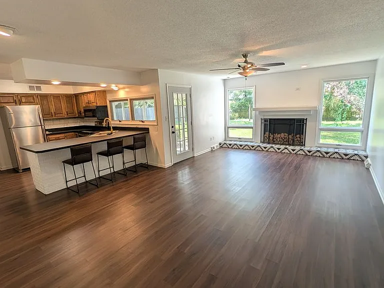 622 Laurel Dr — Photo 2