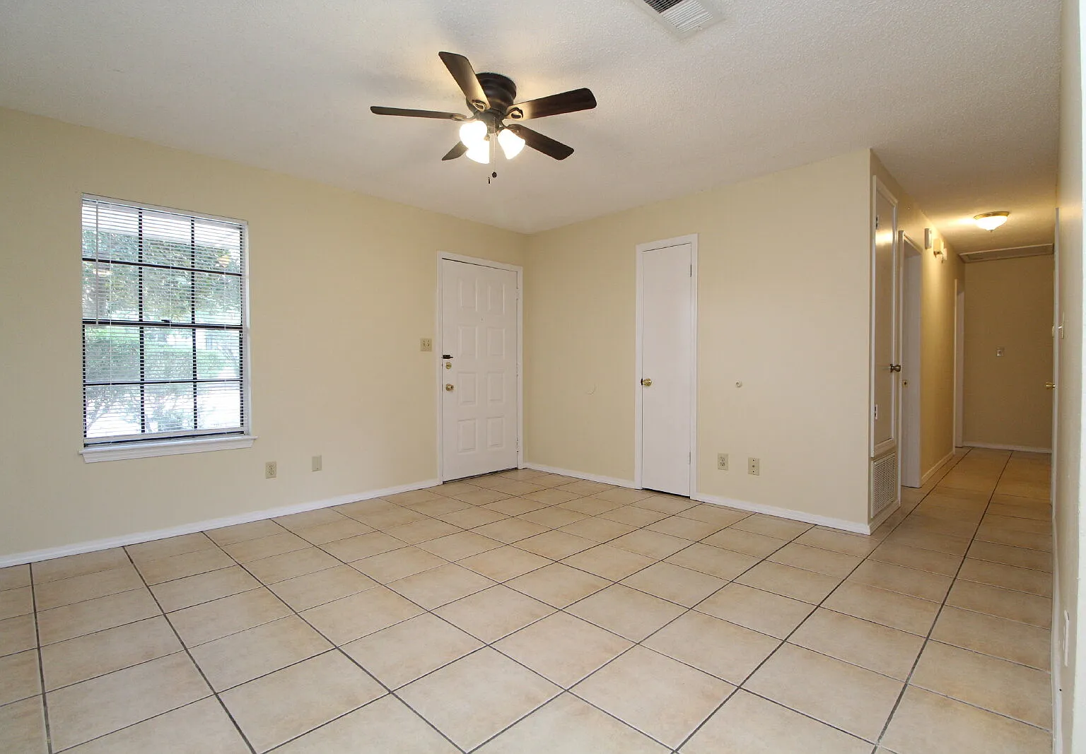 3 bed, 1.5 bath, 1192 sqft, $1,425 — Photo 3