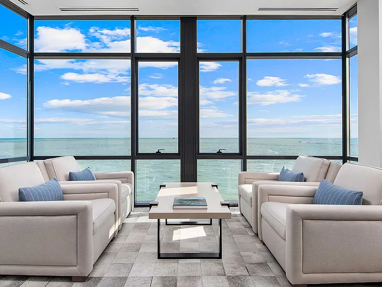 61 Banks Street is an ultra-luxury rental residence offering expansive two- and three-bedroom homes, two-story maisonettes and stunning views of Lake Michigan and the Chicago skyline.