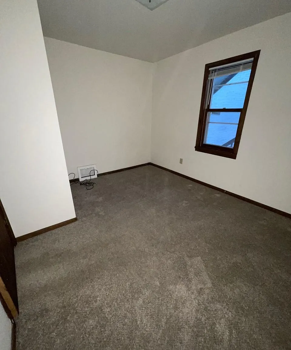 3 bed, $995 — Photo 4