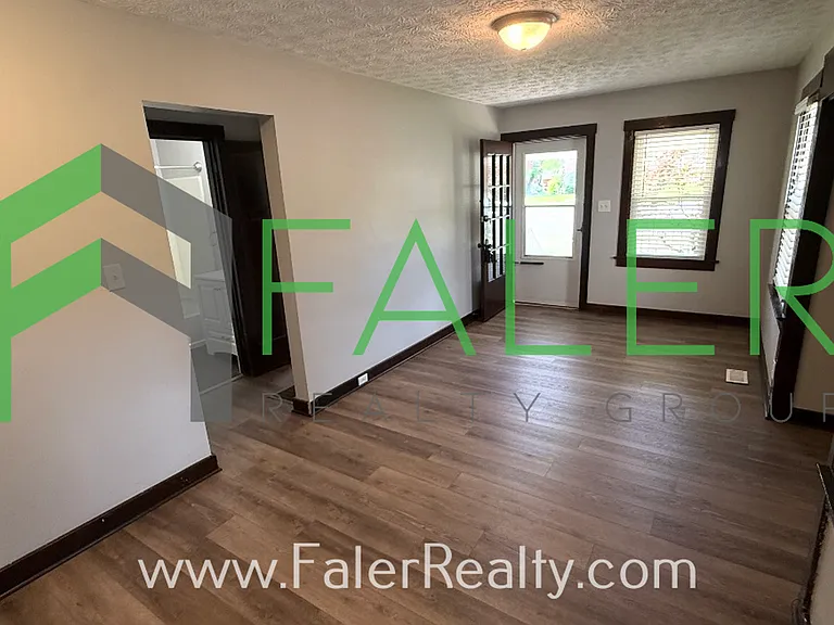 1047 W Dorothy Ln — Photo 4