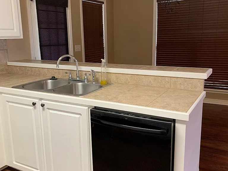 100 Hawthorne Dr — Photo 9