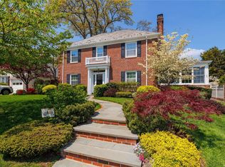 23 Brompton Rd, Rockville Centre, NY 11570