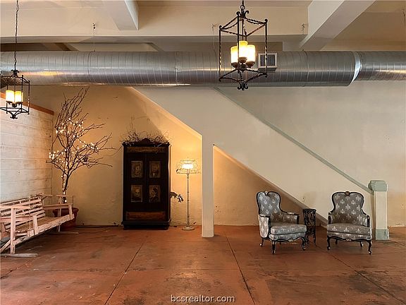 4th image of 108 W Washington Ave