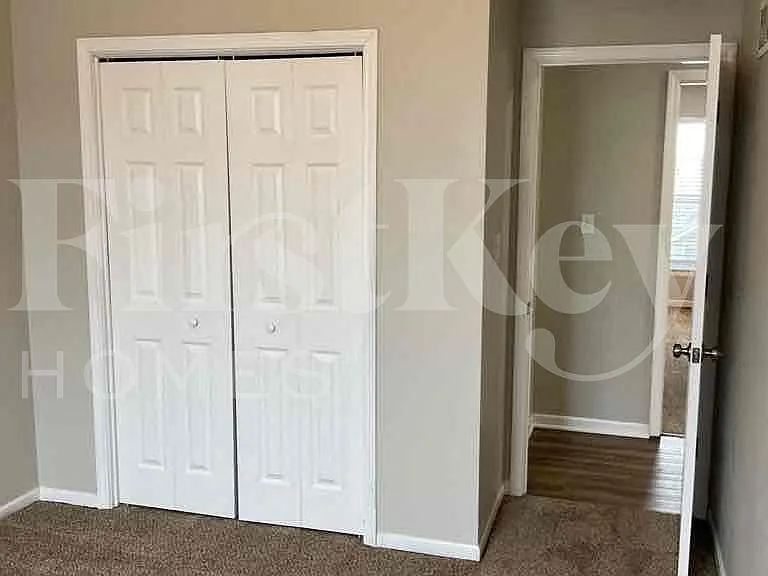 904 E Madelyn Dr — Photo 11
