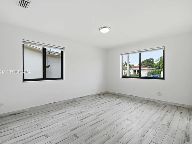 2627 SW 29th Ave #2627 — Photo 5