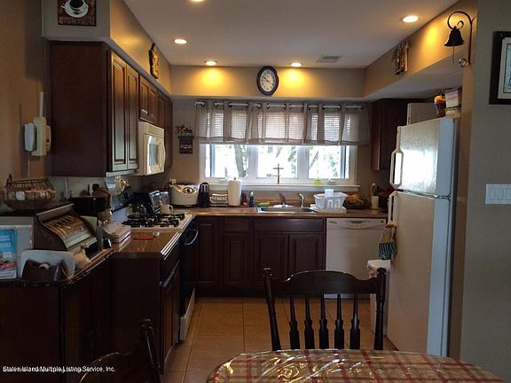 5th image of 49 Sandywood Ln