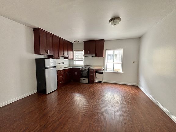 4th image of 128 22nd St APT 1