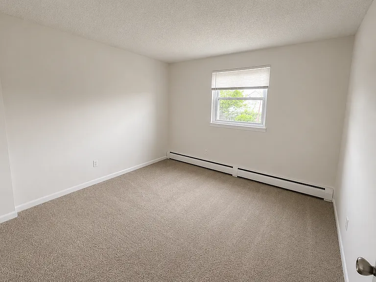 Colonial Point Apartments — Photo 39