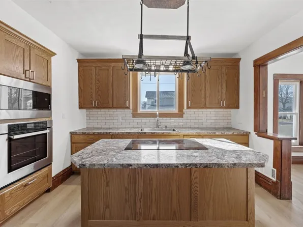 802 Summit St, Center Point, IA 52213
