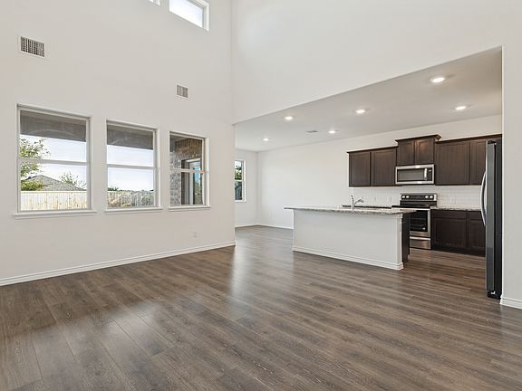 2nd image of 1012 Crepe Myrtle Ln
