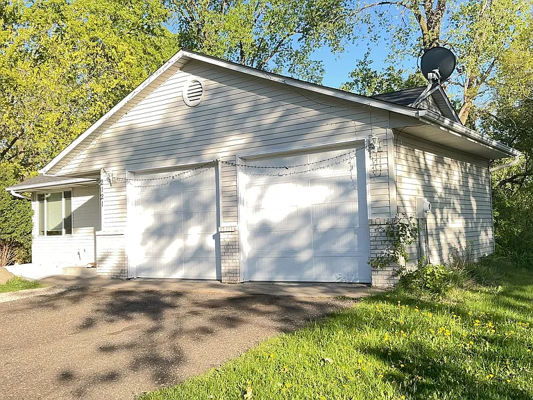 2121 Hallmark Ave N — Photo 2