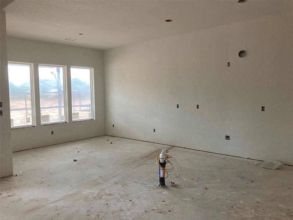 2nd image of 105 Silver Saddle Cir