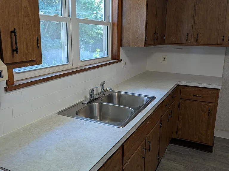 118 1/2 Broad St — Photo 3