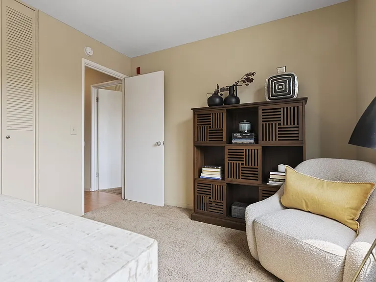 West End Apartments — Photo 23