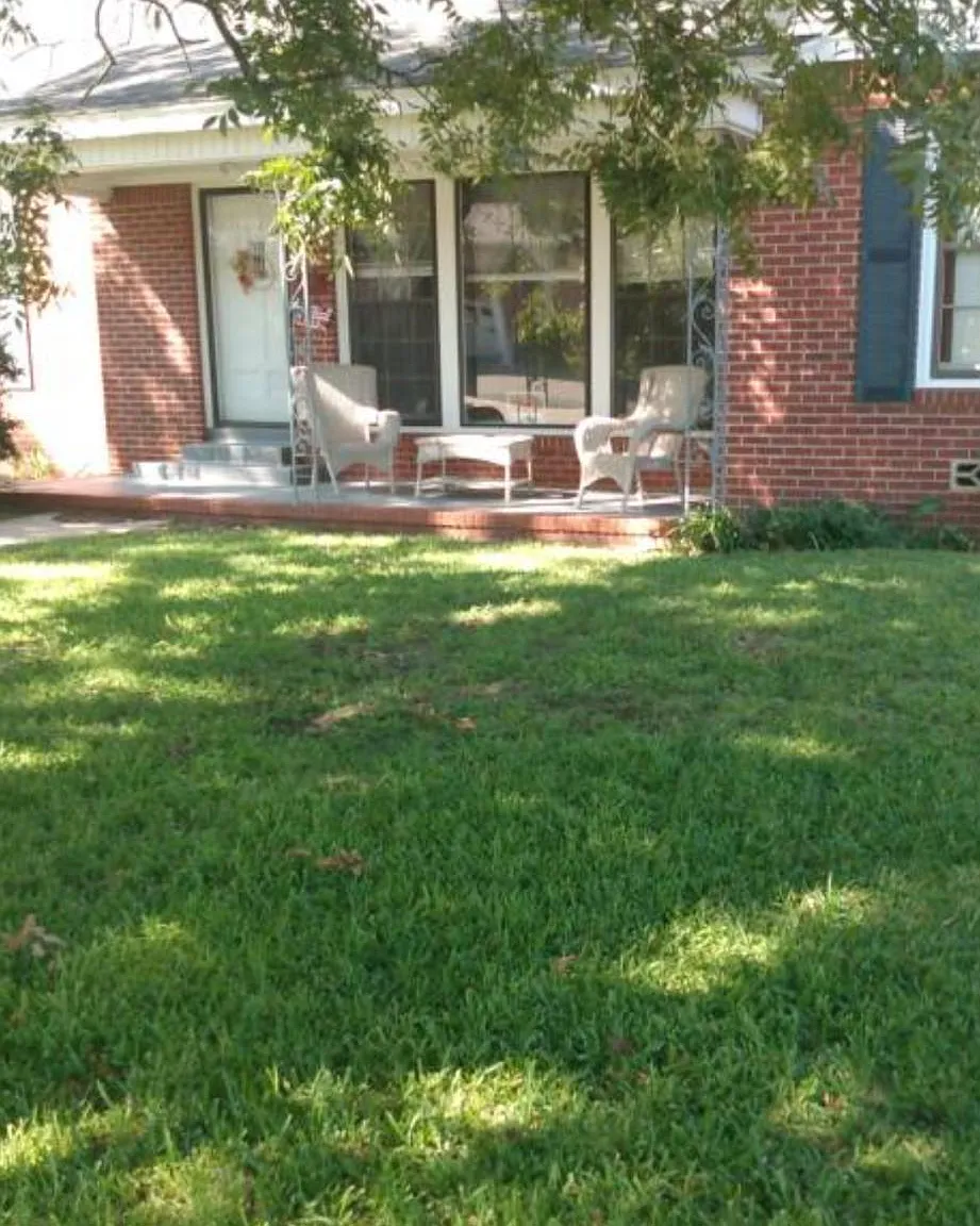 308 N Trinity St — Photo 1