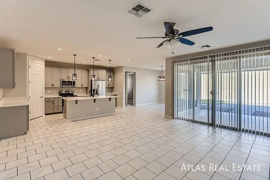 Wonderful 4 Bedroom 2 Bathroom Home in Greer Ranch — Photo 2