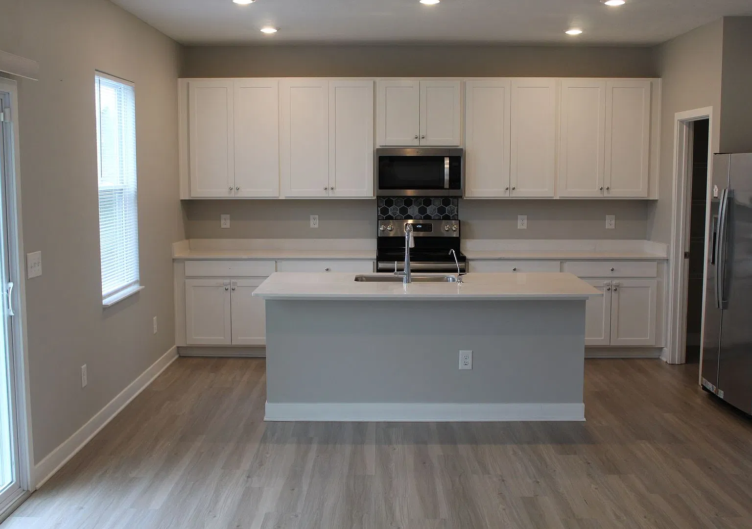Beautiful 5 Bedroom Home in a Popular Avon Community! — Photo 4