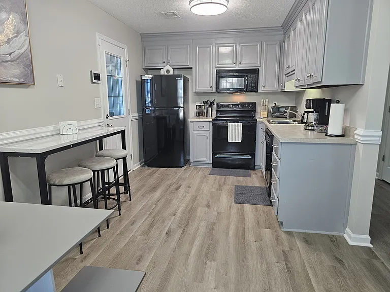 123 Coronation Dr — Photo 4