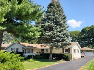 229 Pinecroft Dr, Roselle, IL 60172