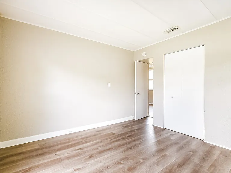 542 Colonnades Cv — Photo 12