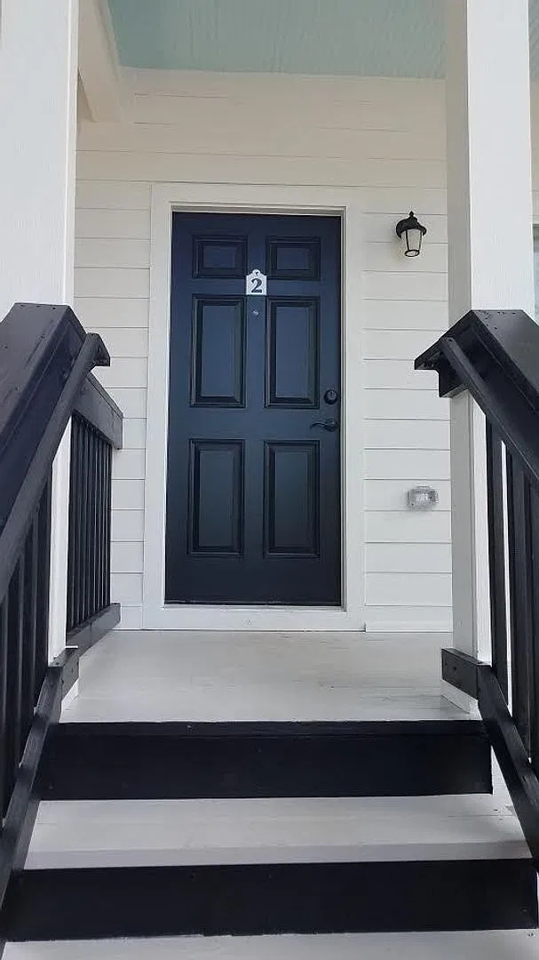 Beautiful Studio Near Sorority Row! — Photo 3