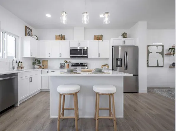 17 E Tillotson Loop, Okotoks, AB T1S 4S8