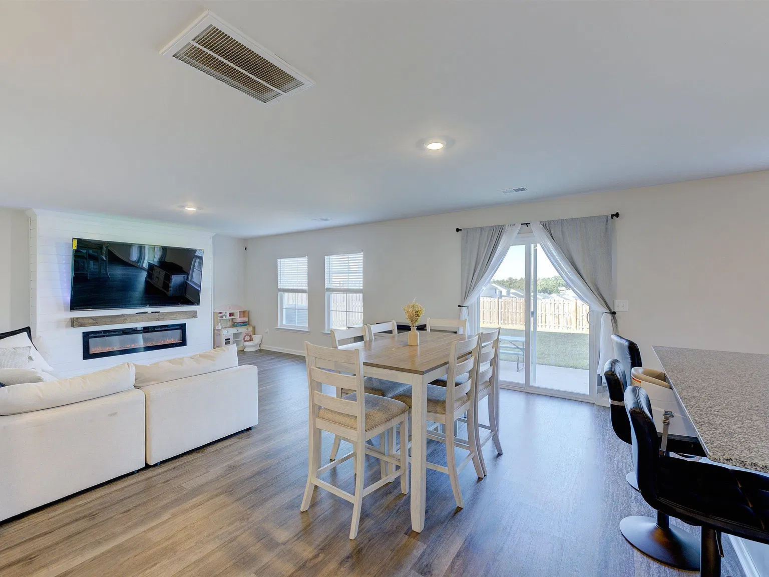 5 bed, 2361 sqft, $2,250 — Photo 2