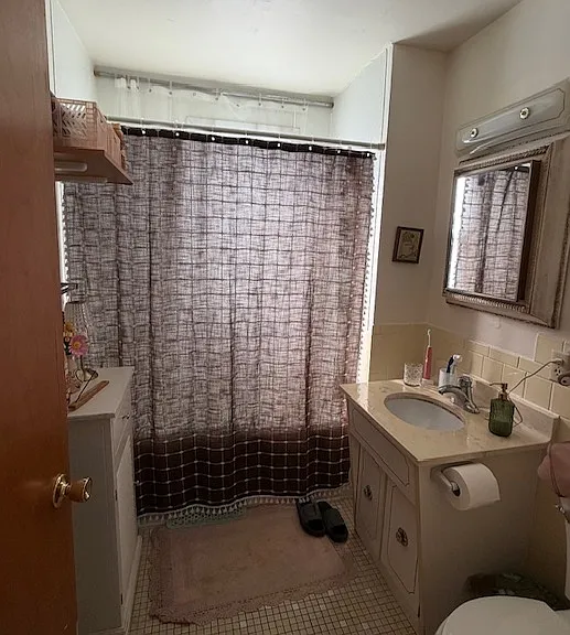 Attractive bathroom with storage!