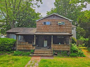 24 E Oakdale St, Bay Shore, NY 11706