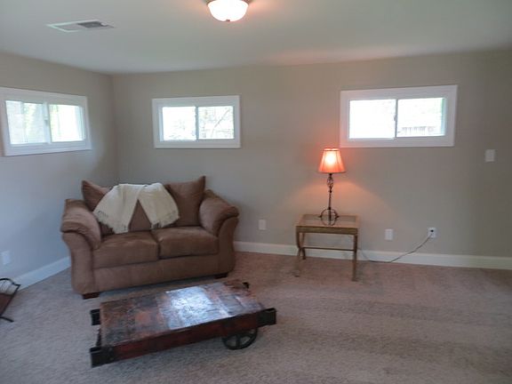 5th image of 164 E Wood St