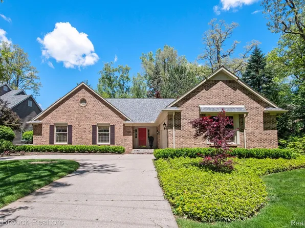 6082 N Shore Dr, West Bloomfield, MI 48324