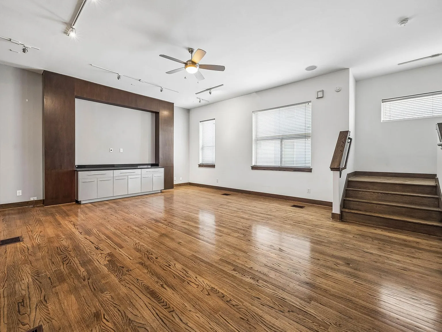 3 bed, 2.5 bath, 2923 sqft, $3,300 — Photo 3