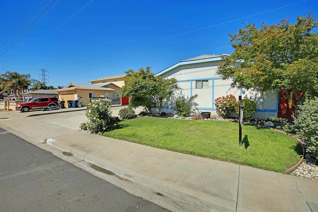 2058 Broadmoor St photo 1