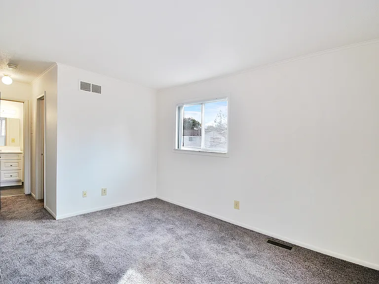 Carriage House Apartments — Photo 10