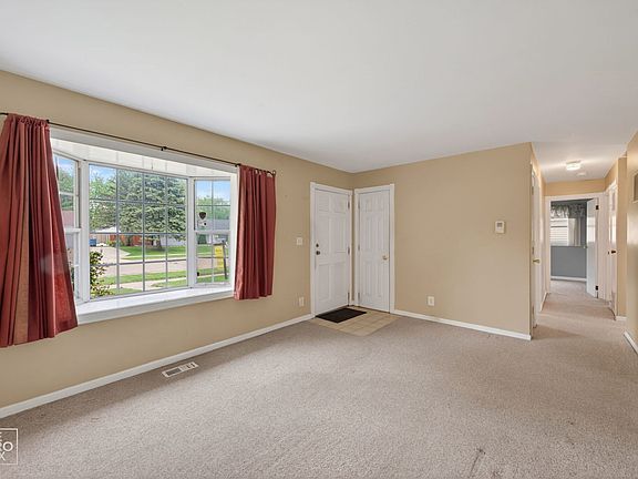 4th image of 1320 N Elmwood Dr