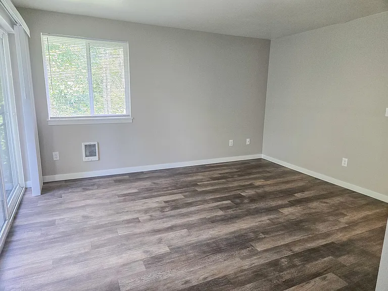 Bristol Square Apartments — Photo 5